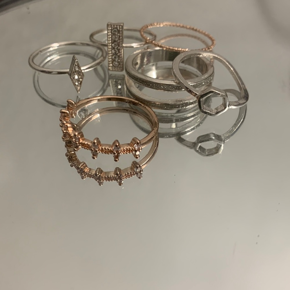 6-pack of rings. Two gold and four silver rings. *not real gold or silver